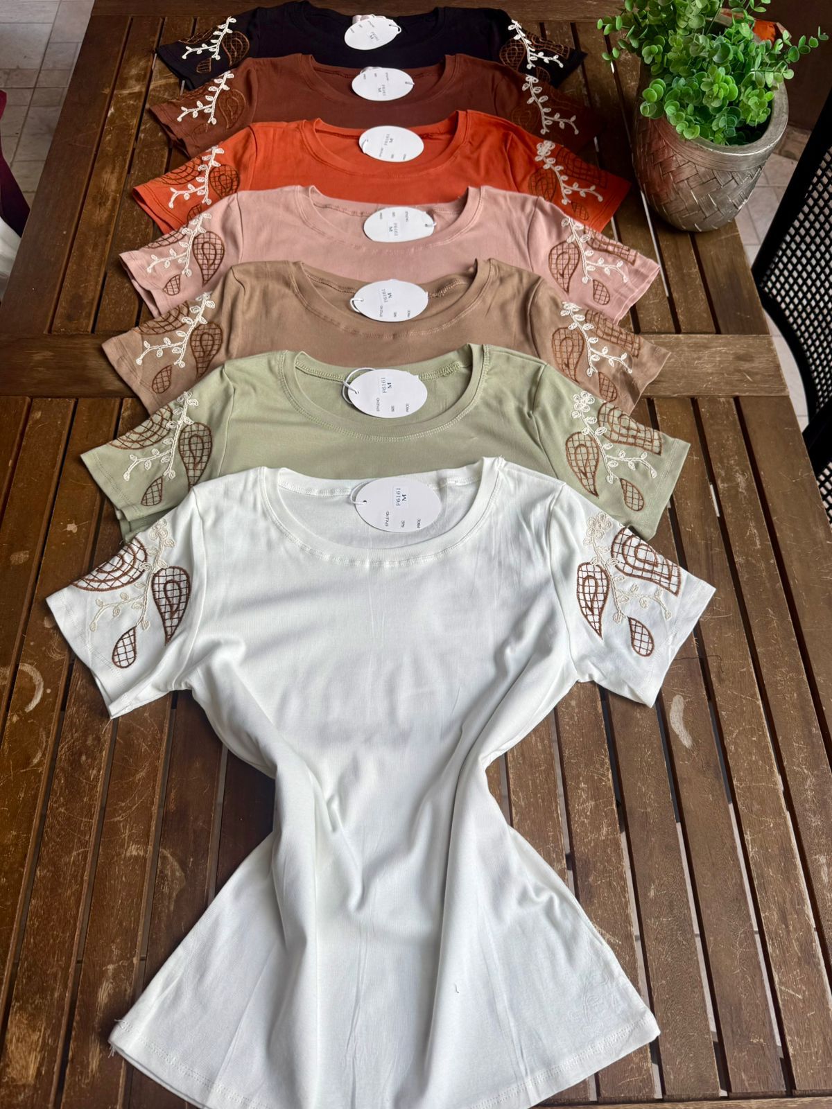 Camiseta Algodão/Malha Mangas Bordadas